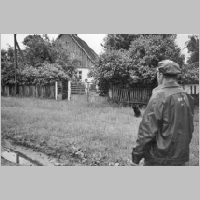 075-1042 Gerhard Radmacher 1998 vor seinem Elternhaus.jpg